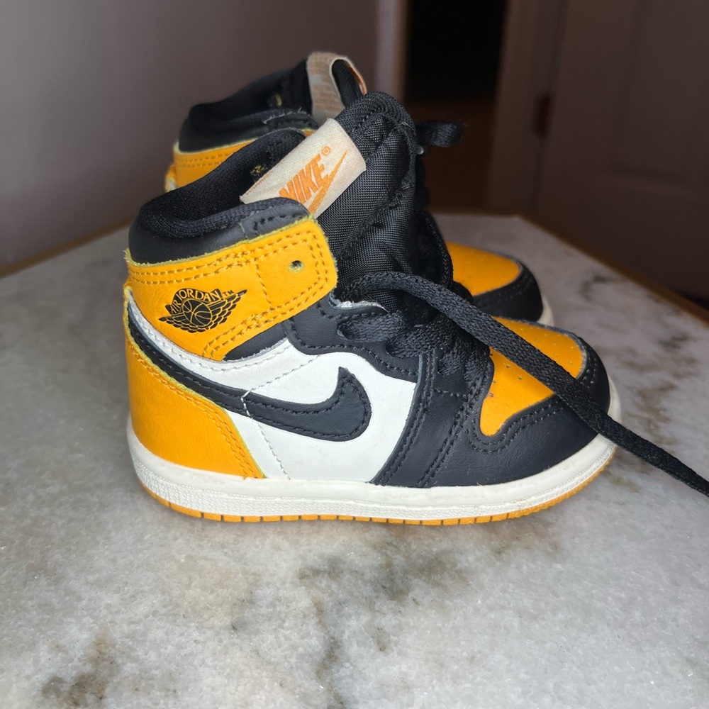 Air Jordan 1 high OG Taxi preschool size 5